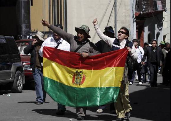Reuters - El l&#237;der de los maestros urbanos, Federico Pinaya, dijo que el magisterio estar&#225; representado en las manifestaciones y protestas organizadas en varias ciudades, pero no se sumar&#225; a la huelga general de tres d&#237;as de la COB.