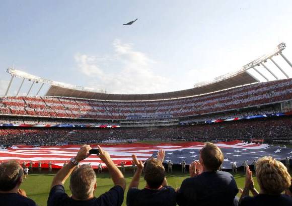 Reuters - El patriotismo norteamericano presente en la previa del juego.