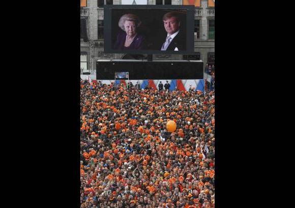 Reuters - El público siguió la firma del acta de abdicación dentro del Palacio Real gracias a las pantallas gigantes ubicadas en la plaza.