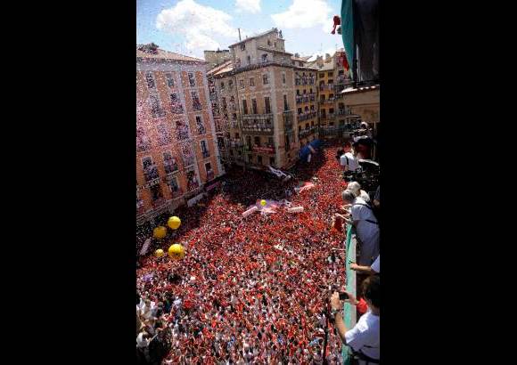 Reuters - El programa festivo, en el que se han invertido 2,7 millones de euros (3,8 millones de dólares) incluye 520 eventos, de los que 342 son musicales, 137 familiares y 33 taurinos.