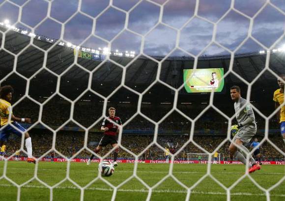 FOTO AP - Toni Kross marc&#243; el tercero un minuto m&#225;s tarde que el gol de Klose.