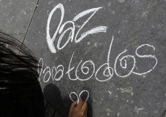 Colprensa - Los ciudadanos acudieron al acto simbólico en el que dejaron mensajes alusivos a la paz, la vida y la libertad.