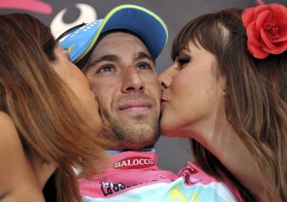 - Vincenzo Nibali volvi&#243; a demostrar que puede ser su a&#241;o y dio m&#225;s tono a su prenda rosa con una espl&#233;ndida subida final.