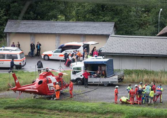 AP - Helic&#243;pteros de un servicio de rescate ayudaron en las tareas de auxilio, ya que el lugar del accidente no tiene una v&#237;a de acceso cercana.