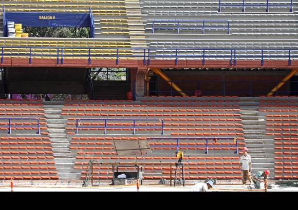 Juan Fernando Cano - En las tribunas popular Norte y Sur se siguen instalando las sillas sin espaldar.