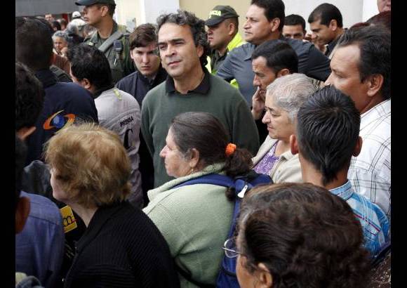 Foto Manuel Saldarriaga, enviado especial - El gobernador de Antioquia, Sergio Fajardo, estuvo en el sepelio.