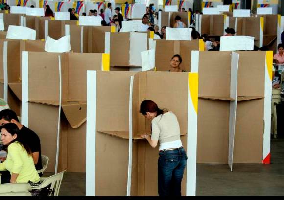Róbinson Sáenz - A dos horas del cierre de las urnas, la Registraduría Nacional del Estado Civil, la participación electoral apenas superaba el 30 por ciento del caudal electoral total.