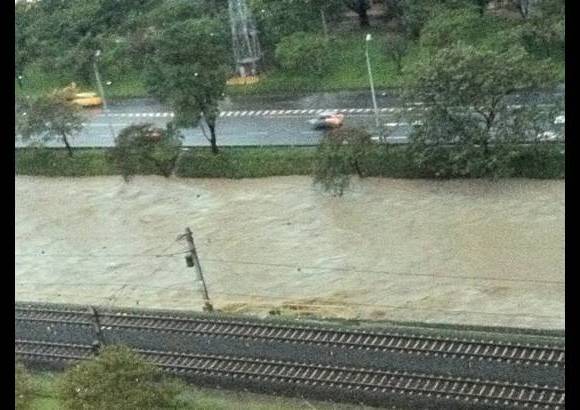 Cortesía Hugo Peña - La intensa lluvia, acompañada de granizo y fuertes vientos, paralizó las principales vías de Medellín y parte del Área Metropolitana. Por fortuna, no hubo personas lesionadas.