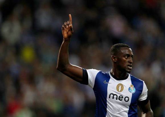 Reuters - El internacional colombiano Jackson Mart&#237;nez, goleador del Porto, delantero de la Selecci&#243;n Colombia y exjugador del Independiente Medell&#237;n, otra de las estrellas del equipo Restos del Mundo. Vestir&#225; los colores del poderoso rojo y azul para enfrentar a Messi y sus amigos.