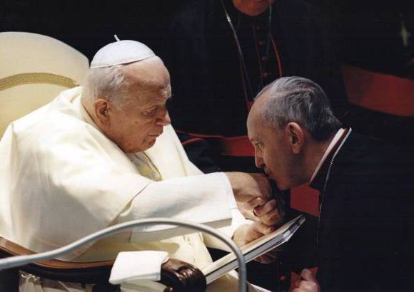 AP - &quot;He querido al ser elegido Obispo de Roma y Pastor Universal de la Iglesia llamarme Benedicto XVI, para unirme idealmente al venerado Pont&#237;fice Benedicto XV, que gui&#243; a la Iglesia en un periodo dif&#237;cil a causa del primer conflicto mundial&quot;, dijo.