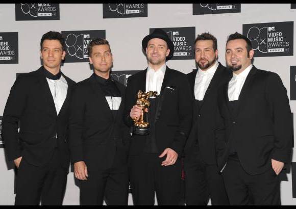 AP - Justin Timberlake celebra con sus ex compa&#241;eros de N&#39;Sync. De izquiera a derecha JC Chasez, Lance Bass, Joey Fatone and Chris Kirkpatrick.