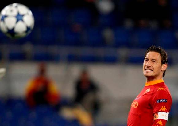 Reuters - En el minuto 41 el Roma perd&#237;a una gran oportunidad creada por Francesco Totti y Mirko Vucinic, que acab&#243; mandando el bal&#243;n fuera, aunque cinco minutos despu&#233;s el que no perdon&#243; fue Luiz Adriano para el Shakhtar.
