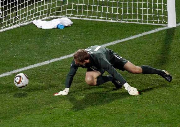 AP - Un incre&#237;ble error del arquero Robert Green le entreg&#243; a Estados Unidos un empate y priv&#243; a Inglaterra de su primer triunfo en el Grupo C del Mundial.