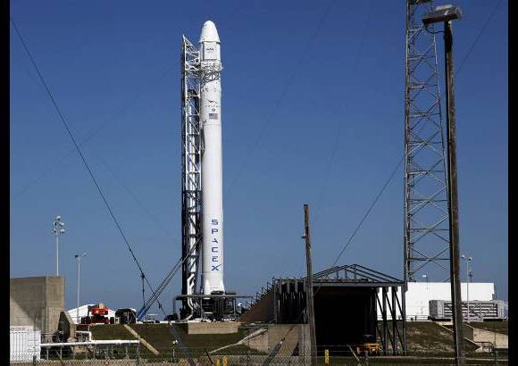 Reuters - De esta forma la EEI, en la que Estados Unidos ha invertido unos 50.000 millones de d&#243;lares de los m&#225;s de 100.000 millones que cuesta, y los seis astronautas que la habitan recibir&#225;n los primeros abastecimientos transportados por una nave de la empresa privada.