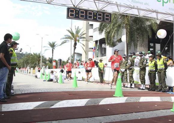 Esteban Jaramillo y Sebastián Salazar - Más de 10 mil competidores se dieron cita en esta histórica cita deportiva que se corría en las modalidades de 5, 10, 21 y 42 kilómetros.