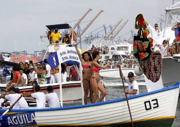 Colprensa - En este tradicional evento, las candidatas recorrieron la bahía de Cartagena, acompañadas de los cadetes de la Escuela Naval. La cita final fue en el Club Naval, donde las candidatas desfilaron en un acto de carácter benéfico para la Acción Social Naval.