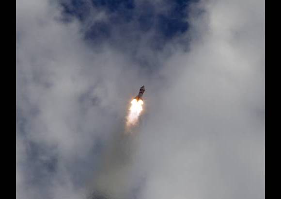 Reuters - De acuerdo con el programa de vuelo, el martes la Soyuz se acoplar&#225; en r&#233;gimen autom&#225;tico al m&#243;dulo ruso de la plataforma orbital, habitada actualmente por los rusos Guennadi Padalka y Sergu&#233;i Revin, y el astronauta de la Nasa de origen puertorrique&#241;o Joe Acab&#225;.