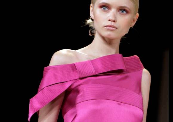 AP - Corea también inspiró a Carolina Herrera para crear su sofisticada colección.