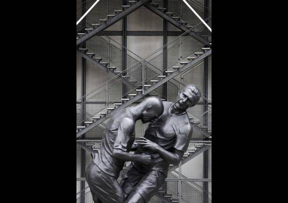 Foto Reuters - La estatua de cinco metros de altura presenta al astro francés apuntando su cabeza afeitada hacia el pecho de su oponente italiano, y está ubicada frente al museo de arte moderno del Centro Pompidou.