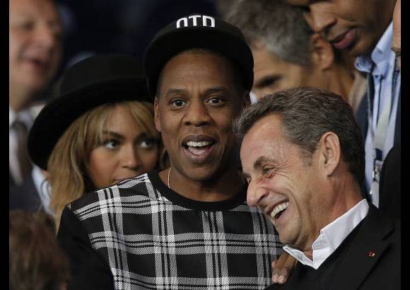 AP - Jay Z y Beyonce conversaron con el ex presidente franc&#233;s Nicolas Sarkozy en el medio tiempo del partido de f&#250;tbol de Champions League entre el PSG y Barcelona.