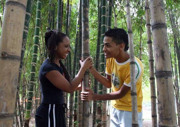 FOTO EL COLOMBIANO - El Parque de los Pies Descalzos es un lugar para el encuentro ciudadano, el sano esparcimiento y la comuni&#243;n con la naturaleza. Fue inaugurado el 7 de diciembre de 1998 y forma parte de los programas de recuperaci&#243;n arquitect&#243;nica y urban&#237;stica desarrollados por las Empresas P&#250;blicas de Medell&#237;n.