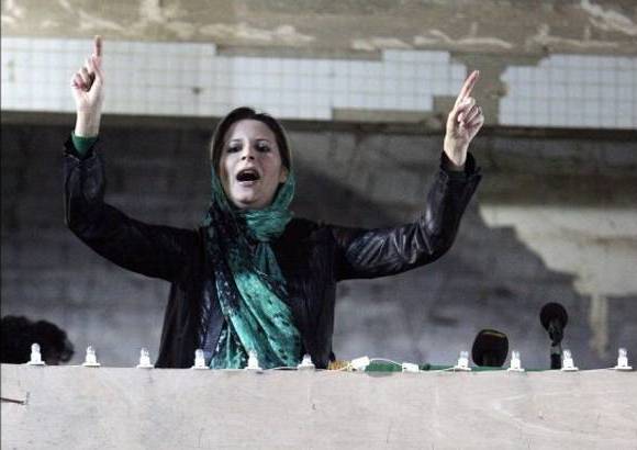 AP - Aisha Gadafi. Fecha y lugar de nacimiento: 1978, en Tr&#237;poli. Es la &#250;nica hija del dictador libio. Abogada y profesora de derecho, en julio de 2004 se hizo bastante popular al unirse al equipo jur&#237;dico que defendi&#243; a Sadam Husein. Tambi&#233;n actu&#243; como defensora del periodista iraqu&#237; que le lanz&#243; un zapato a George W. Bush durante una rueda de prensa.