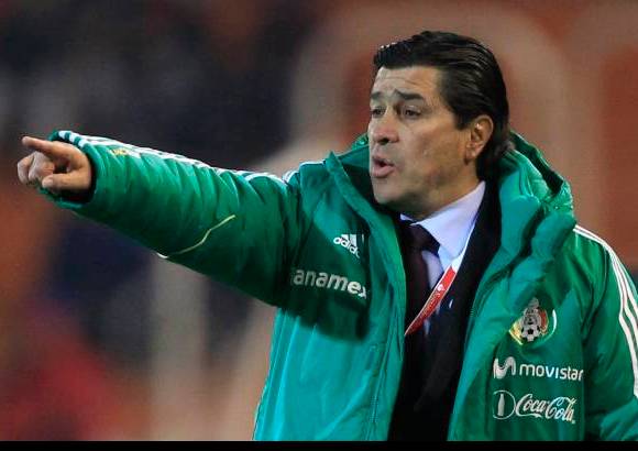 Reuters - M&#233;xico tambi&#233;n busc&#243; lo suyo con combinaciones entre Dos Santos y Ch&#225;vez por izquierda, pero nuevamente se fue inclinando m&#225;s hacia sus sectores defensivos. Ac&#225; el t&#233;cnico mexicano Luis Tena.