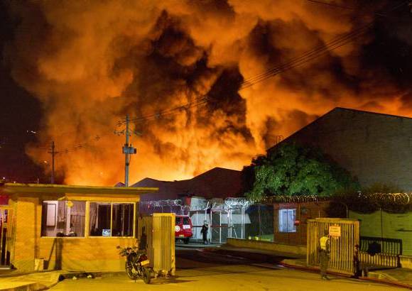 Edwin Bustamante - Adem&#225;s de las bodegas de AKT, los bomberos debieron trabajar en dos bodegas aleda&#241;as para que no se extendiera el incendio.