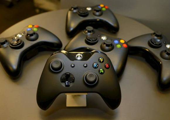AP - Los nuevos controles son m&#225;s ergon&#243;micos, tienen nuevos botones y son un poco diferentes al del Xbox 360.