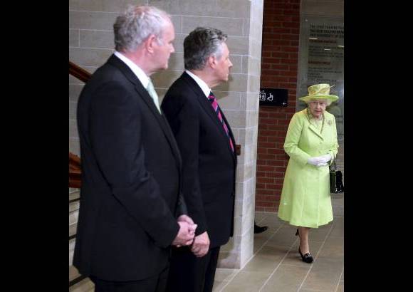 Reuters - En un proceso de paz como el norirland&#233;s, cargado de momentos hist&#243;ricos, el apret&#243;n de manos protagonizado este mi&#233;rcoles en Belfast por la reina Isabel II y el excomandante del Ira, Martin McGuinness, pasar&#225; a la posteridad como un acto clave para la reconciliaci&#243;n en la provincia brit&#225;nica.