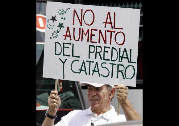 Manuela Palacio Hernández - Los participantes de la protesta exigieron ajustes a los avalúos y a la liquidación de sus impuestos, al tiempo que demandaron la presencia del alcalde Gaviria y de los concejales.