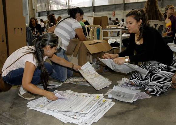 Donaldo Zuluaga - En el Palacio de Exposiciones, las mujeres ejercieron su derecho al voto en las diferentes mesas que estuvieron dispuestas para las elecciones al Senado, C&#225;mara y Parlamento Andino.