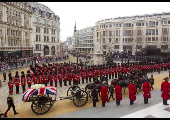 AP - La procesi&#243;n con el feretro de la exprimera ministra Margaret Thatcher fue acompa&#241;ada por la tropa real de artiller&#237;a