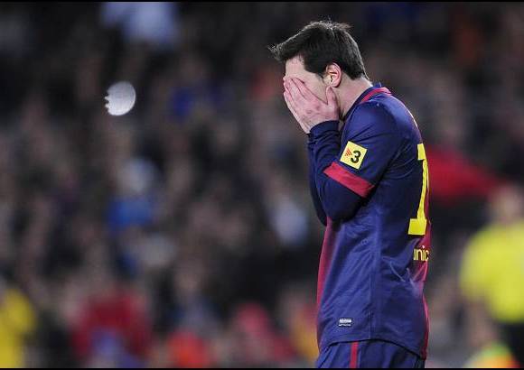 AP - Messi apareció pronto, pero muy poco. Tuvo una gran ocasión en el minuto 2, cuando Pedro recibió un gran pase de Xavi y remató cruzado. El argentino, jugando de enganche, no se sintió nunca cómodo.