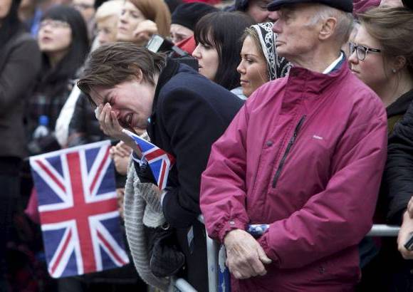 Reuters - El p&#250;blico presente en el desfile f&#250;nebre manifest&#243; su tristeza ante la muerte de Margaret Thatcher.