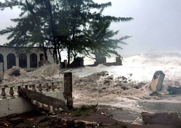 AP - La decimoctava tormenta de la actual temporada ciclónica se convirtió en la mañana de este miércoles en huracán categoría I, poco antes de tocar territorio jamaiquino.