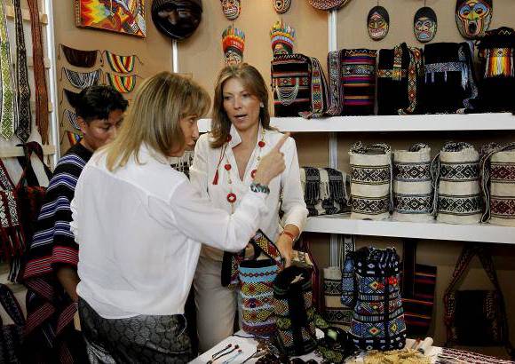 - La Primera Dama de la nación, María Clemencia Rodríguez de Santos, recorrió los stands de la feria Expoartesano. En varios de ellos realizó compras.