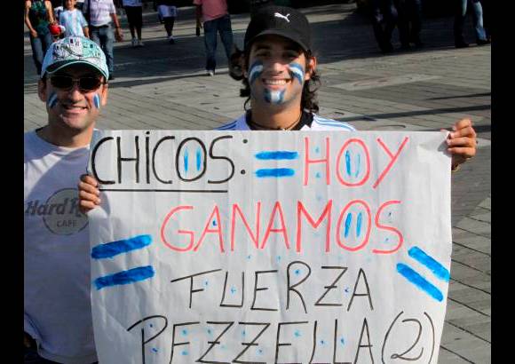 Juan Antonio S&#225;nchez - Algunos llevaron la celeste y blanca en el rostro y el pecho.