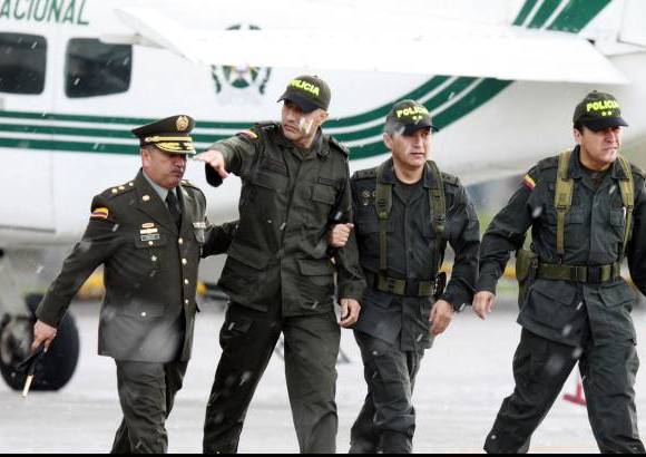 Ra&#250;l Palacios-Colprensa - En medio de la lluvia y los aplausos de los periodistas congregados, Erazo baj&#243; del aparato vestido con un traje de la polic&#237;a y con heridas en su mejilla izquierda, que estaba tapadas con una venda.