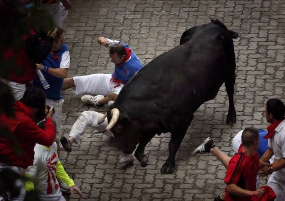 Ap - Las fiestas San Fermín, en las que una multitud corre junto a seis toros bravos por las calles de Pamplona, en España, son uno de los mayores atractivos en esta época del año. Desde 1924, 15 personas han muerto en los encierros que fueron inmortalizados en la novela Fiesta de Hemingway.