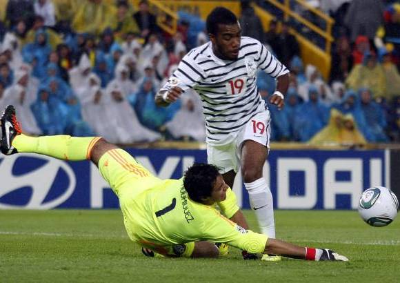 Colprensa - En un contragolpe que Fofana consolid&#243; con velocidad, Lacazette choc&#243; con el portero Rodr&#237;guez, jugada que los franceses reclamaron como penal pero el juez paraguayo Antonio Arias interpret&#243; de otra manera y con amarilla para el delantero. La jugada se present&#243; cuando el marcador estaba 1-1.