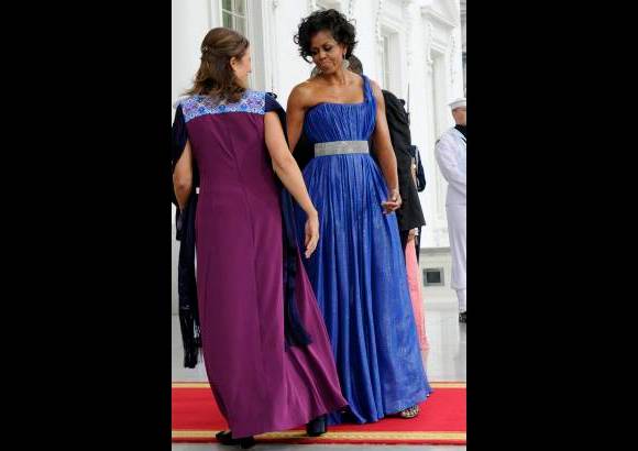 Reuters - La primera dama de E.U., Michele Obama, parece preguntarle a la primera dama de M&#233;xico, Margarita Zavala, qui&#233;n dise&#241;&#243; su traje de gala. Sin duda, para la cena en honor del mandatario mexicano y su esposa, en la Casa Blanca, Michelle acert&#243; de pies a cabeza, mientras que a Margarita le qued&#243; faltando glamour.