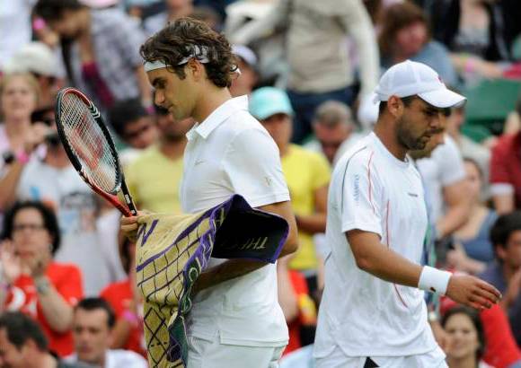 Reuters - El colombiano Alejandro Falla opuso fuerte resistencia al primer favorito en Wimbledon, Roger Federer.