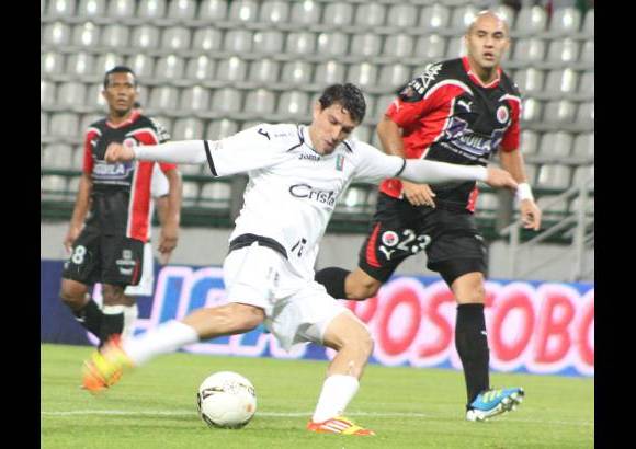 COLPRENSA - Goleado sali&#243; el C&#250;cuta del Palogrande de Manizales.