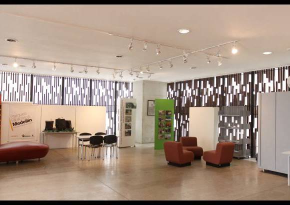 FOTO EL COLOMBIANO - Espacios dise&#241;ados para contribuir a la transformaci&#243;n de la ciudad desde los &#225;mbitos educativo, cultural y social. En los parques biblioteca convergen distintas instituciones en un mismo espacio para generar tejido social y plantear un nuevo estilo de convivencia.