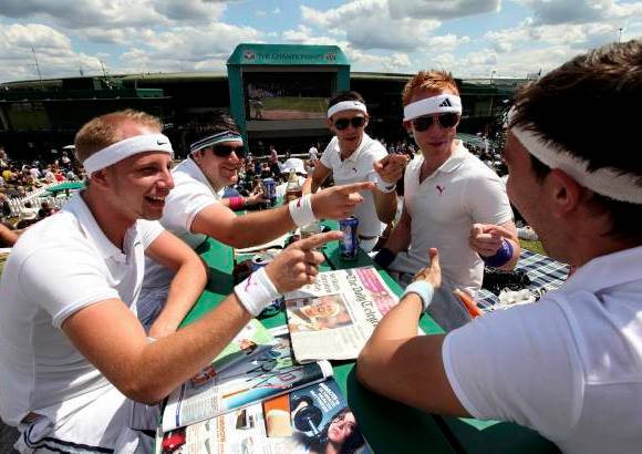 Reuters - Las curiosidades de los fan&#225;ticos en el torneo brit&#225;nico.