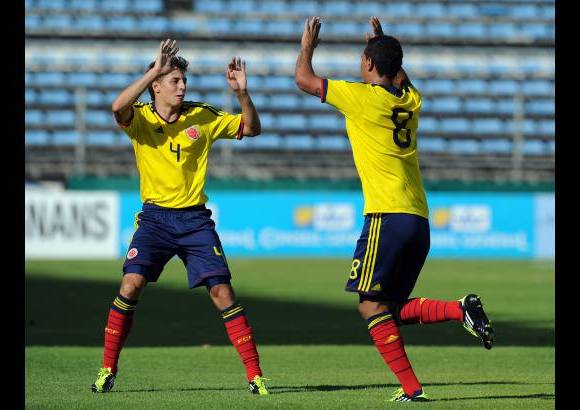 AFP - El gol de Cardona, jugador del Atl&#233;tico Nacional, fue en el minuto 38 del primer tiempo tras una excelente jugada de Luis Fernando Muriel y James Rodr&#237;guez. Cardona celebra con el zaguero Santiago Arias.