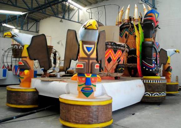 Colprensa - Las carrozas que engalanar&#225;n la Batalla de Flores 2012, que se realiza este s&#225;bado 18 de febrero en Barranquilla, fueron inspiradas en el Caribe ex&#243;tico, diverso y colorido del Carnaval.