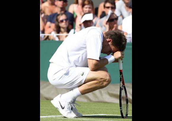 AP - El partido m&#225;s largo en la historia del tenis fue suspendido este mi&#233;rcoles en Wimbledon por falta de luz cuando el marcador estaba 59-59 en el quinto set.