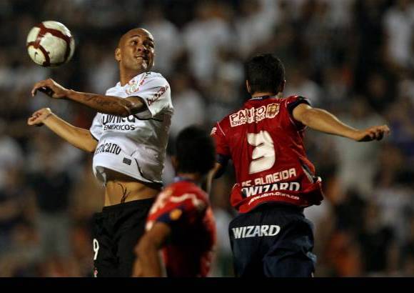 AP - El Corinthians brasile&#241;o termin&#243; como el mejor equipo de la fase de grupos de la Copa Libertadores, con una victoria c&#243;moda por 1-0 sobre el Independiente Medell&#237;n.